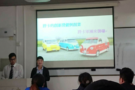 龍華科大國企系黃于哲(左)、楊雁，以「胖卡軍團」輔導微型創業計畫獲一等獎。