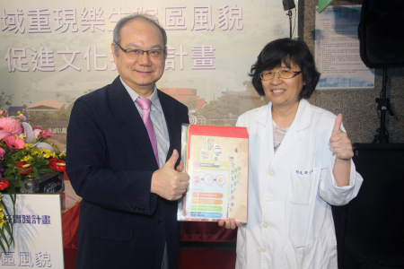 龍華科大校長葛自祥致贈師生設計的實體遊戲包，結合APP導覽可重現樂生場域風貌。