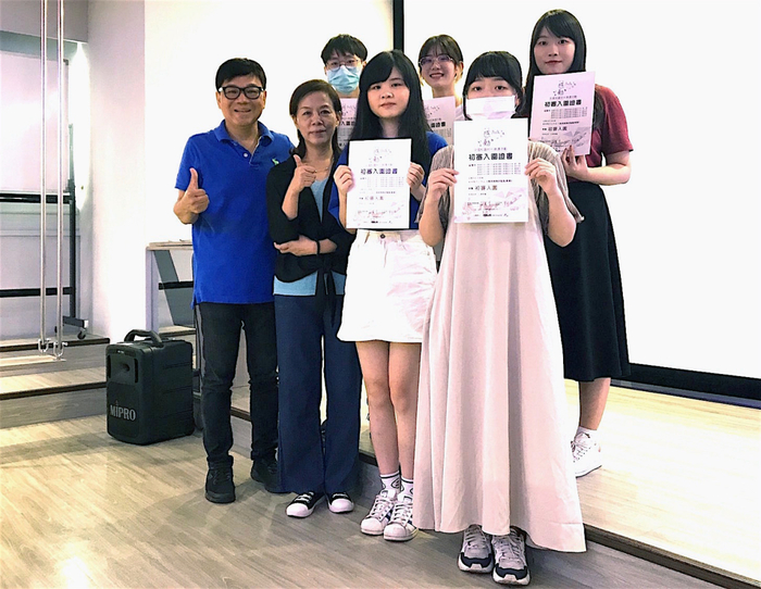 龍華科大梁朝棟老師指導兩組學生團隊,自四百多件作品中雙雙入圍,表現值得嘉許。