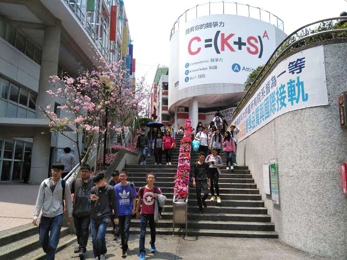 龍華科大致力打造學子黃金競爭力,成為未來職場亟需人才。
