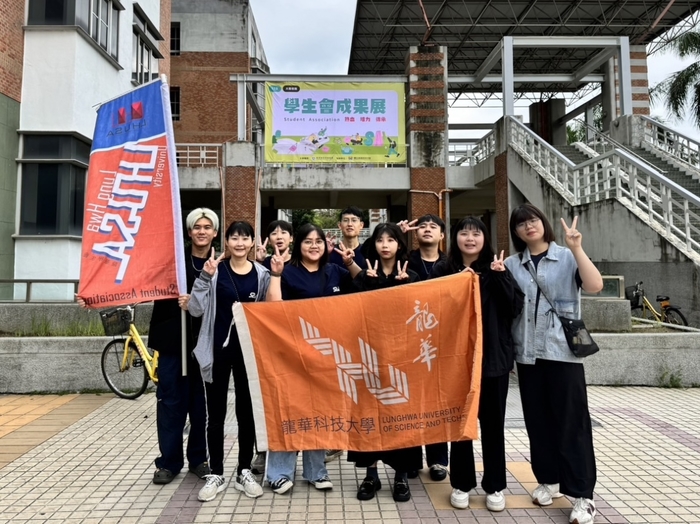 龍華科大第18屆學生會榮獲113年大專校院學治單冠獎肯定。