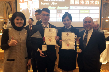 2018 AWI-TAIWAN全國校際盃年輕侍酒師菁英賽，龍華科大觀光系學生游茹珺(右2)奪冠；任詠聖獲殿軍，指導老師謝美婷(左1)為他們驕傲。