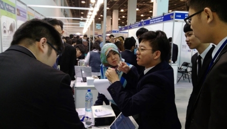 圖為龍華科大參展同學,向參觀民眾介紹作品。