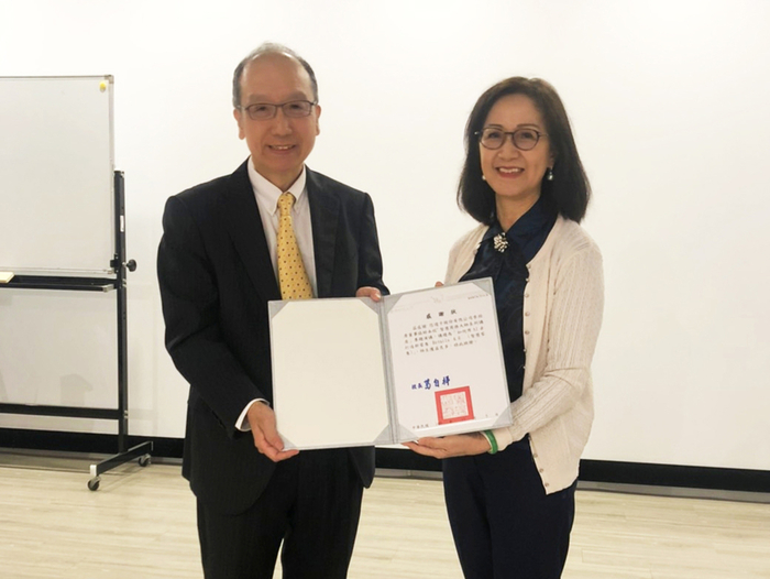 龍華科大行政副校長林如貞（右）致贈感謝狀，感謝二代大學校長、悠遊卡公司董事李紹唐蒞校演講，精進師生專業知能。