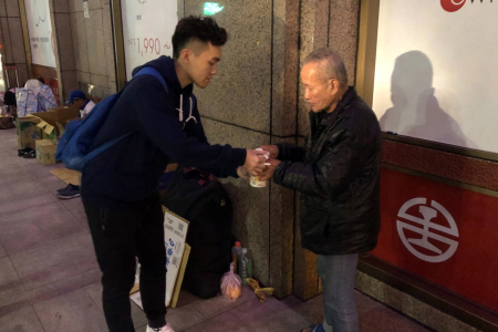 龍華科大藍鵲志工服務隊寒冬送暖，發送熱粥給弱勢長者，讓他們感受到如家人般關懷。