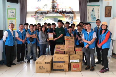 龍華科大藍鵲志工服務隊，募集物資捐贈桃園懷德育幼院，體驗服務助人真義。