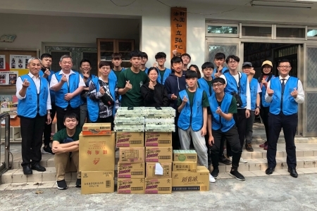 龍華科大藍鵲志工服務隊，募集物資捐贈桃園弘化育幼院，並指導院童課業及團康活動。