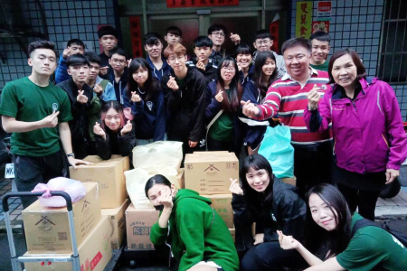 龍華科大資管系師生組成藍鵲志工服務隊，秉持熱忱與愛心樂在公益。