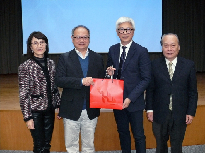 龍華科大「智慧商務大師」講座，邀請陳宏守(右2)分享智慧廣告行銷與創業歷程。