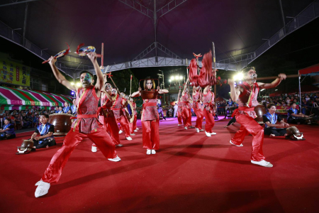 龍華科大龍韻鼓陣社，兵器對決橋段引起現場觀眾連連喝采。圖片