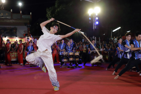 龍華科大龍韻鼓陣社，來自海青班同學以柔軟有力的英姿，吸引全場目光。圖片