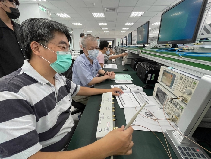 龍華科大、稜研科技產學合作，進行5G毫米波天線量測技術開發並培育人才。