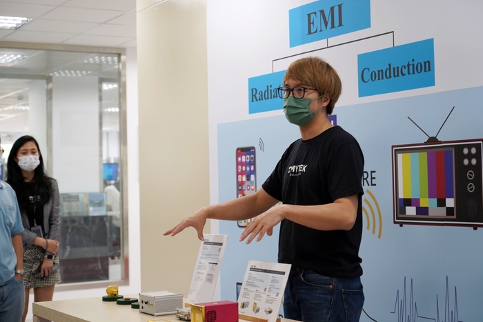 稜研科技林決仁副總解說毫米波基礎波束成形理論。