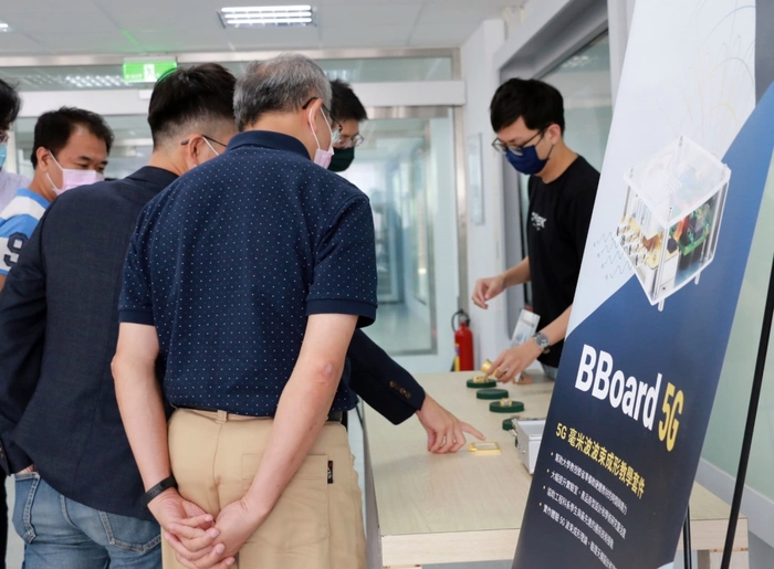 稜研科技開發最新5G毫米波教學套件BBoard，減少老師備課時間與花費。