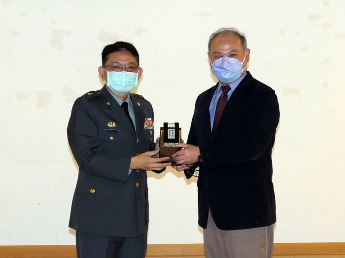 龍華科大葛自祥校長致贈紀念品給陸軍三支部指揮官巫建輝少將。