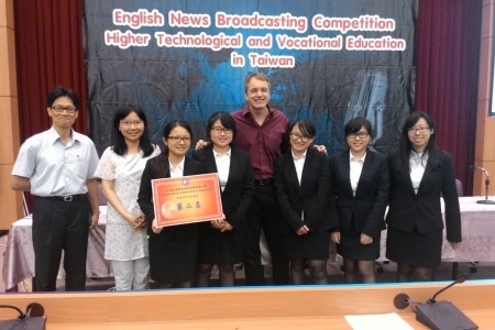 圖為龍華科大國企系學生榮獲105年全國技專校院英語新聞廣播比賽非應英組第二名。