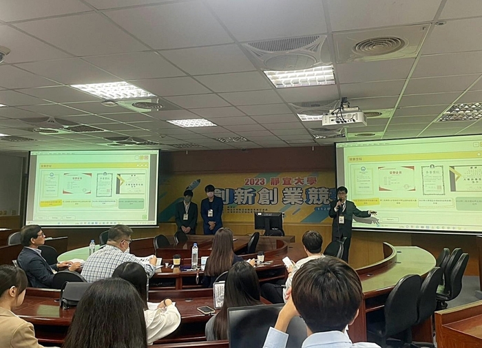 GaiaBit毛焦點團隊於決賽中，向評審簡報如何透過科技解決浪浪問題。