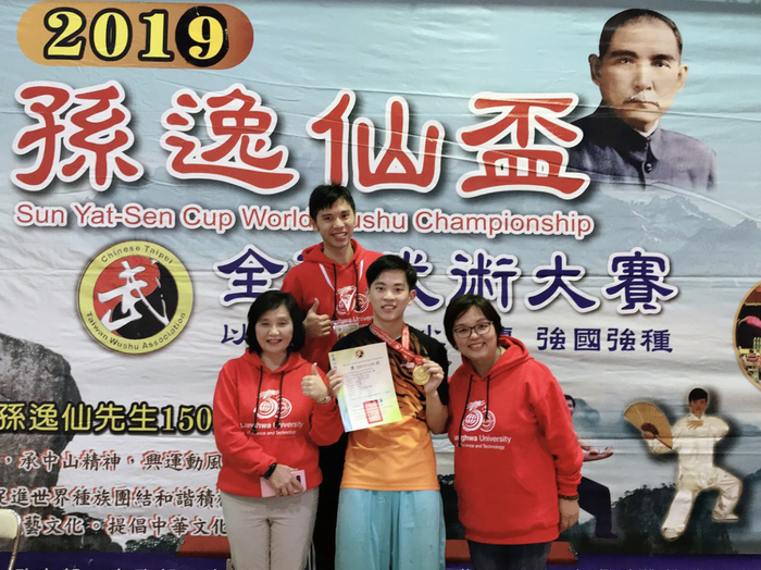 龍華科大海青班僑生陳為鎮，一舉奪下太極拳、太極劍雙料冠軍，開心和社團老師合影。圖片