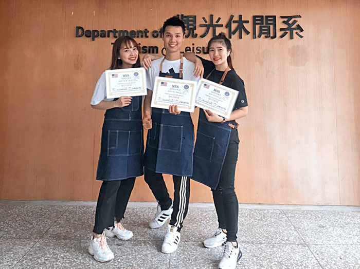 新南向產學專班獲取證照同學開心合影(由左至右：唐南美、黃寶榮、潘氏妙秋)。