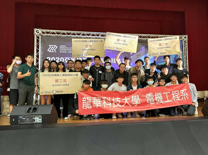 龍華科大學子在中部賽區奪13獎,6組晉級總決賽。