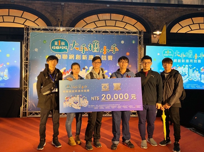 龍華科大PBL物聯網專班學生作品「人體IOT：12經絡穴位保健筆」，獲得評審青睞。