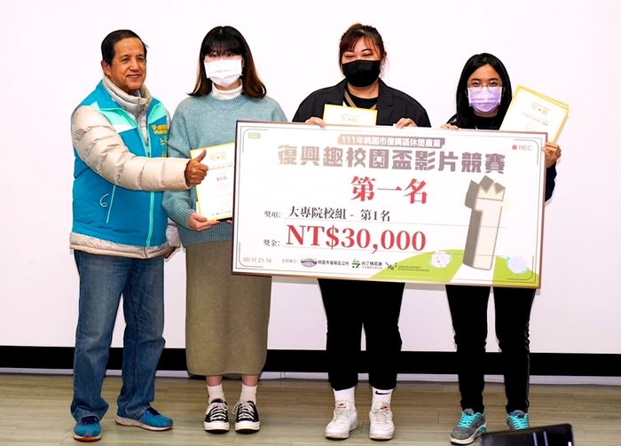 龍華科大文創系洪佳伶、蔡伶彥、蕭俊涵及蔡旼瑾學生團隊，微電影屢獲大獎展現專業實力。圖片