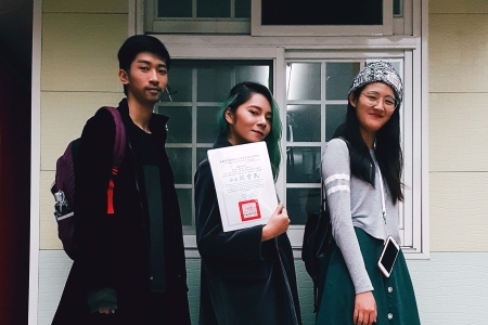 龍華科大PBL影視行銷專班及文創系學生，參加全國大學院校「語言與多元文化」英文微電影競賽，榮獲第三名。圖片