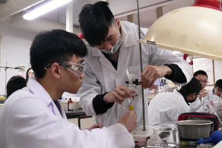 龍華科大化工科實驗課程，導入證照術科模擬試題，輔導五專生考取證照。