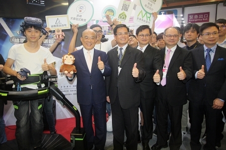 行政院長蘇貞昌參觀桃園智慧新創館，為新創團隊加油打氣。