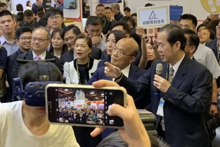 蘇揆參觀桃園智慧新創館，對龍華科大新創團隊研發成果深表肯定。