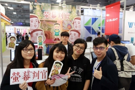 龍華科大學生創業團隊「光穹遊戲」開發的《螢幕判官》手機遊戲，自推出後廣受好評，國內外接連獲獎。