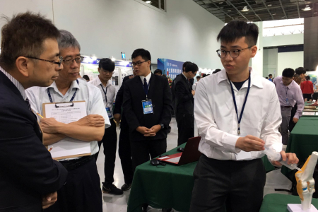 學生向評審介紹「半水硫酸鈣添加三鈣磷酸鹽/檸檬酸鈣骨水泥複合材料研究」作品概念。