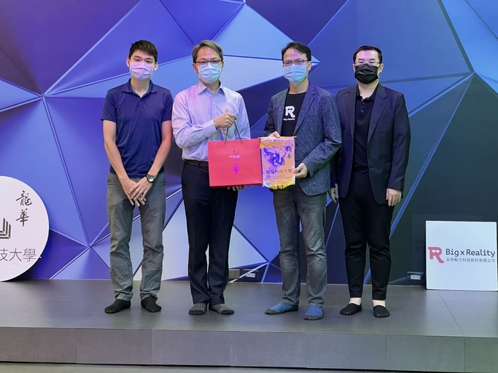 龍華科大陳逸謙副校長（左2）致贈感謝狀予全球動力科技陳俊男總經理。