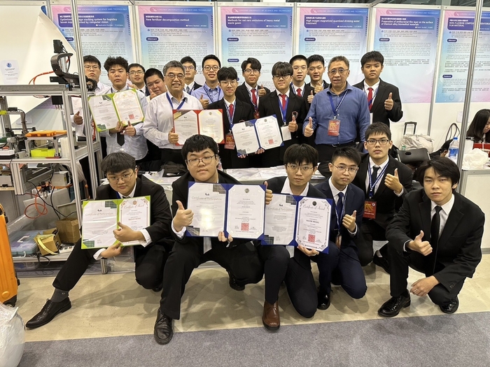 Group photo of the award-winning teachers and students of the Department of Electrical Engineering.