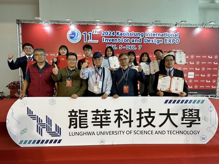 半導體系獲獎師生團隊合影。