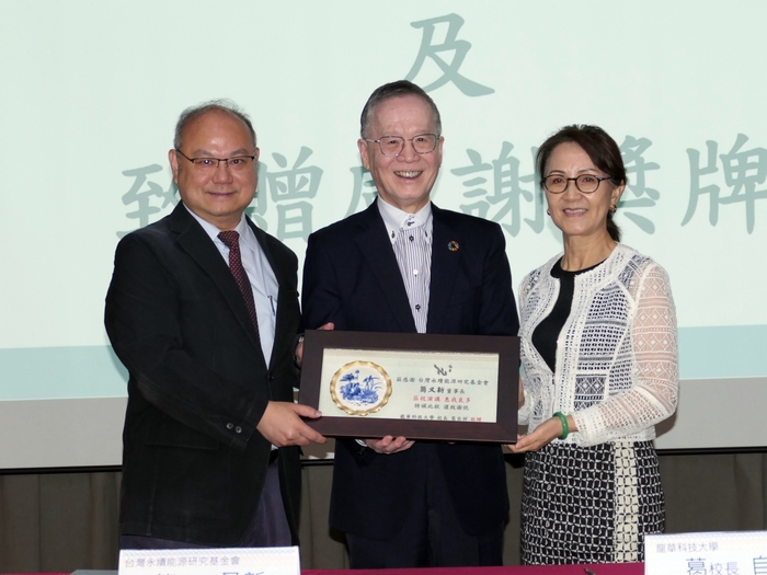 葛校長(左)致贈感謝牌予簡又新董事長。