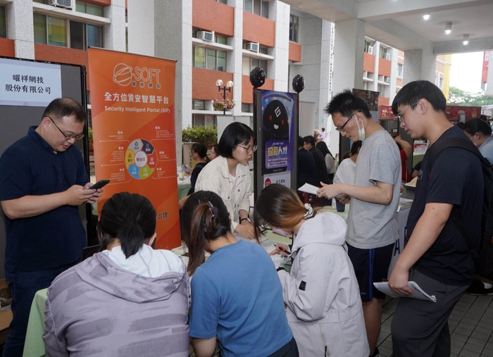 龍華科大校園徵才博覽會，同學們積極與廠商面談、諮詢。