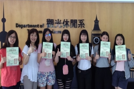 圖為龍華科大觀休系余若綺、黃韻潔、郭家華、陳欣妤、張向儀、曾芷齊同學與鍾涓涓老師(左2)合影。