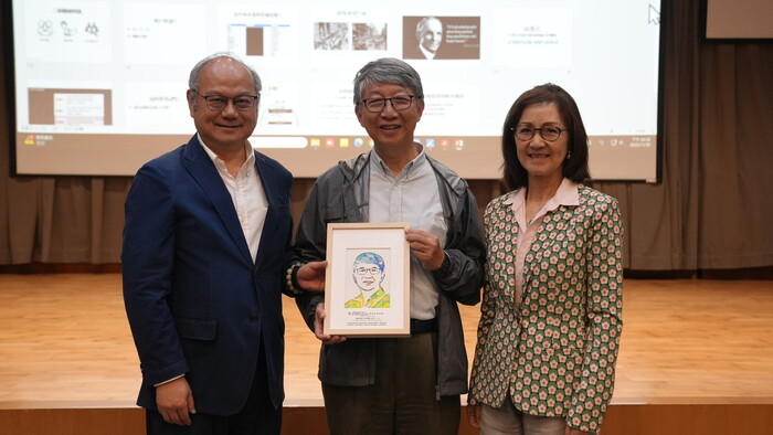 葛自祥校長代表學校致贈文創紀念品，並邀請楊光磊博士於龍華科技大學「大師牆」留名。圖片