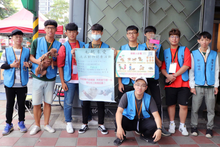 龍華科大藍鵲志工服務隊舉辦「毛起來愛，流浪動物認養活動」，守護毛小孩找到溫暖的家。