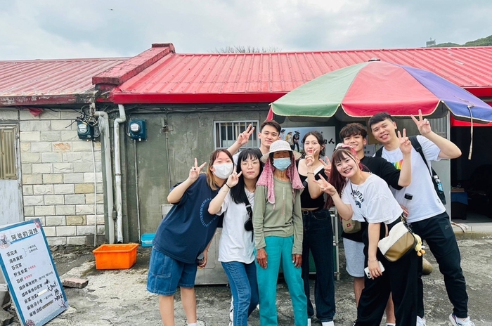 團隊聆聽馬崗最年長的海女阿媽敘說海女的生命故事。