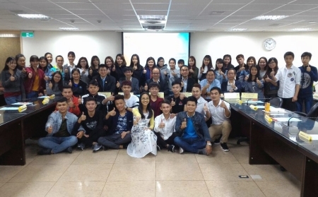 圖為龍華科大觀光休閒系國際學生產學合作專班今天正式開學，師長與全體同學合影。