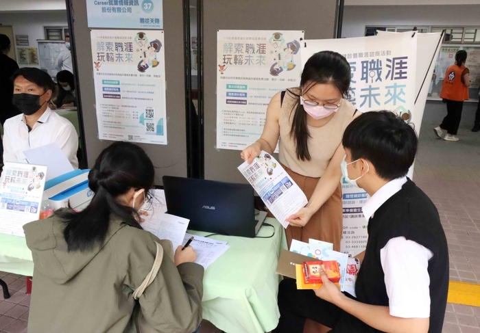 龍華科大舉辦校園徵才博覽會，對焦產業趨勢，協助學子尋覓適合職缺。