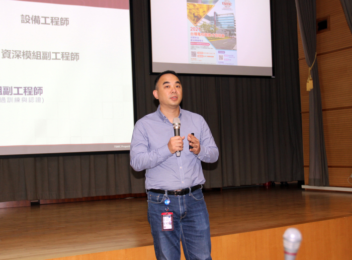 龍華校友、台積電周千民副理在校園徵才會場與學弟妹，分享自己的求職與工作經驗。