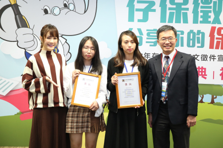 龍華科大學生胡愛穗(左2)，由衷感謝老師指導其參賽獲獎。圖片
