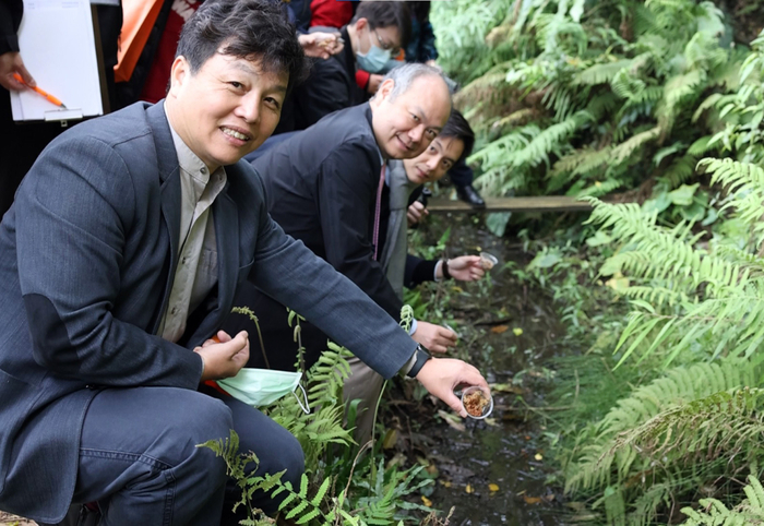 龍華科大葛自祥校長(中)、桃園市議員牛煦庭 (右)、文欣國小吳俊生校長(左),一同野放幼蟲。圖片