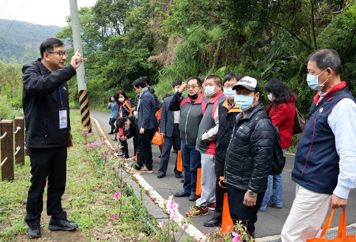 「守護火金姑‧最愛塔寮坑」USR計畫計畫主持人施教旺(左),解說環溪步道生態。圖片