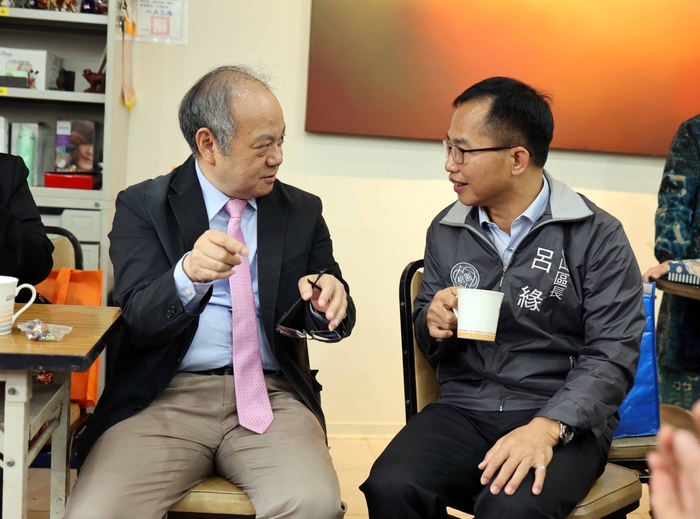 葛自祥校長與龜山區長呂緣區 (右),於野放活動後一起品嘗日照咖啡。圖片