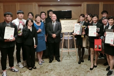 圖為龍華科大師生參加2016年第二屆TAWI全國青年侍酒師盲飲品評競賽，成績耀眼。