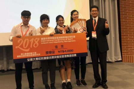 龍華科大觀休系學生蔡翔名、田家綾、蘇喜玉、吳聿涵(左1至4)，榮獲運動休閒與餐旅管理專題競賽第三名，由雄獅旅行社產學總監朱賓剛 (右)頒獎肯定。